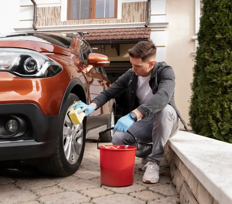 Lavage auto à domicile Condrieu : professionnel intervenant sur un véhicule